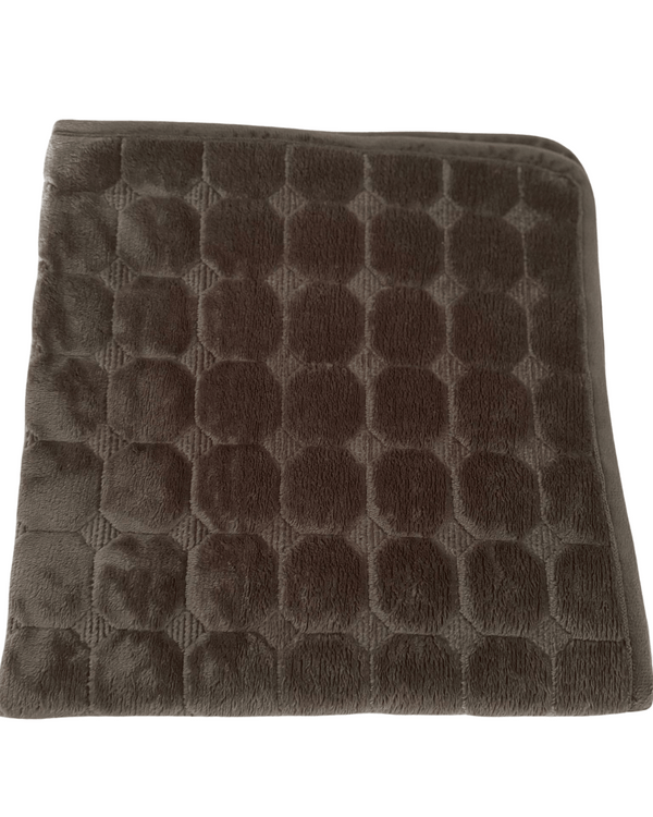 Braon flakera sa reljefnim dezenom za zaštitu nameštaja od fleka – dostupna u više dimenzija