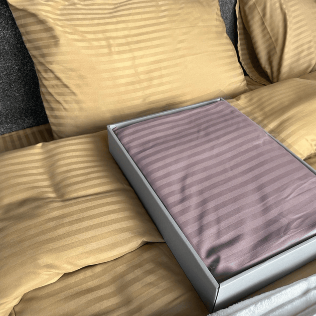 Posteljina DM-CRM od damast pamuka u krem boji na bračnom krevetu