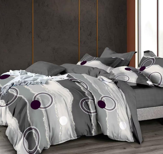 Posteljina od satenskog pamuka u sivim i belim tonovima sa modernim kružnim dezenom na bračnom krevetu