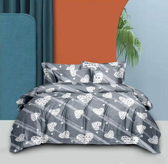 Siva posteljina od satenskog pamuka sa belim dezenom srca na bračnom krevetu