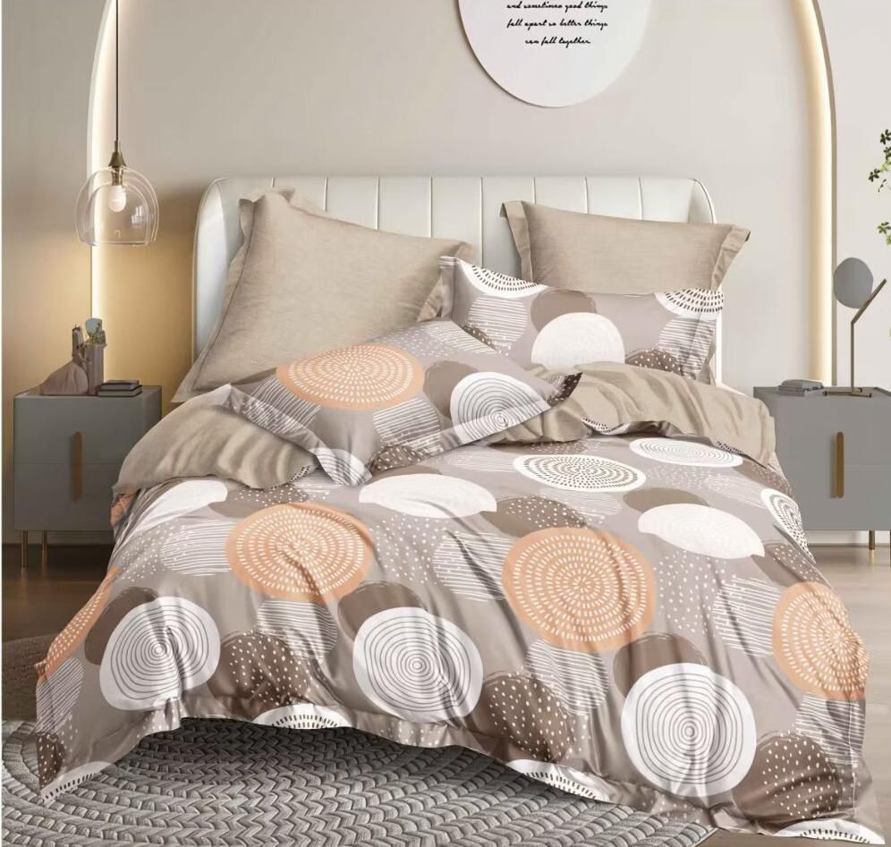 Posteljina od satenskog pamuka u bež i sivim tonovima sa apstraktnim kružnim dezenom na bračnom krevetu