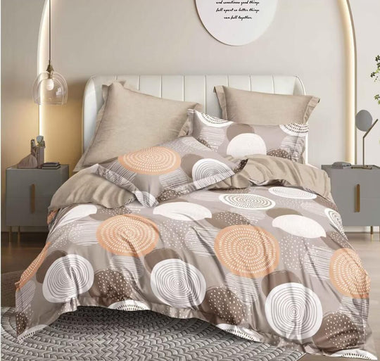 Posteljina od satenskog pamuka u bež i sivim tonovima sa apstraktnim kružnim dezenom na bračnom krevetu