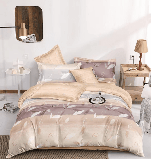 Posteljina za bračni krevet od satenskog pamuka u bež i krem tonovima sa cvetnim i listastim dezenom