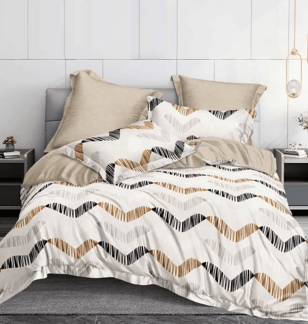 Posteljina za bračni krevet od satenskog pamuka u belim i bež tonovima sa talasastim geometrijskim dezenom