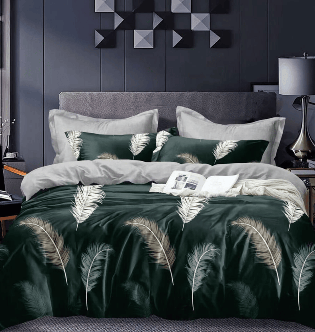 Posteljina za bračni krevet od satenskog pamuka u tamnozelenoj boji sa perjastim dezenom